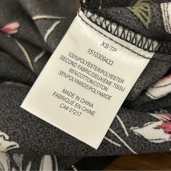 NWT Warehouse one Floral V-Neck Blouse - Black and Multicolor XS - Picture 11 of 11